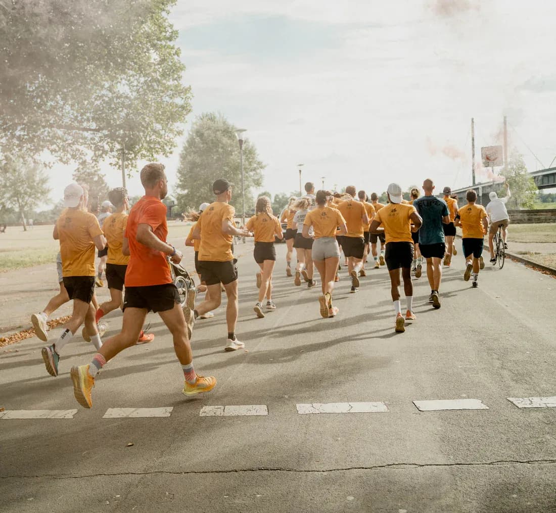 Groupe de coureurs s'entraînant ensemble