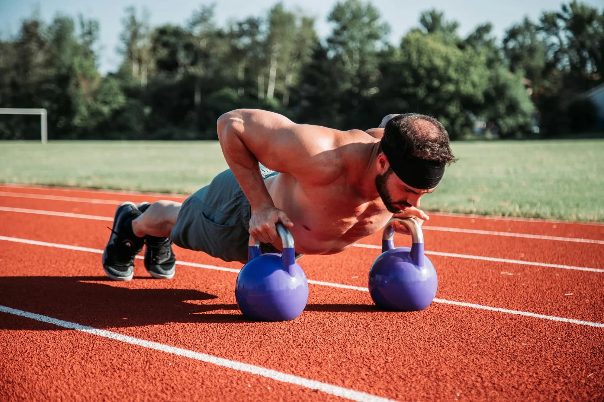 Sportler wechselt zwischen Laufen und Krafttraining