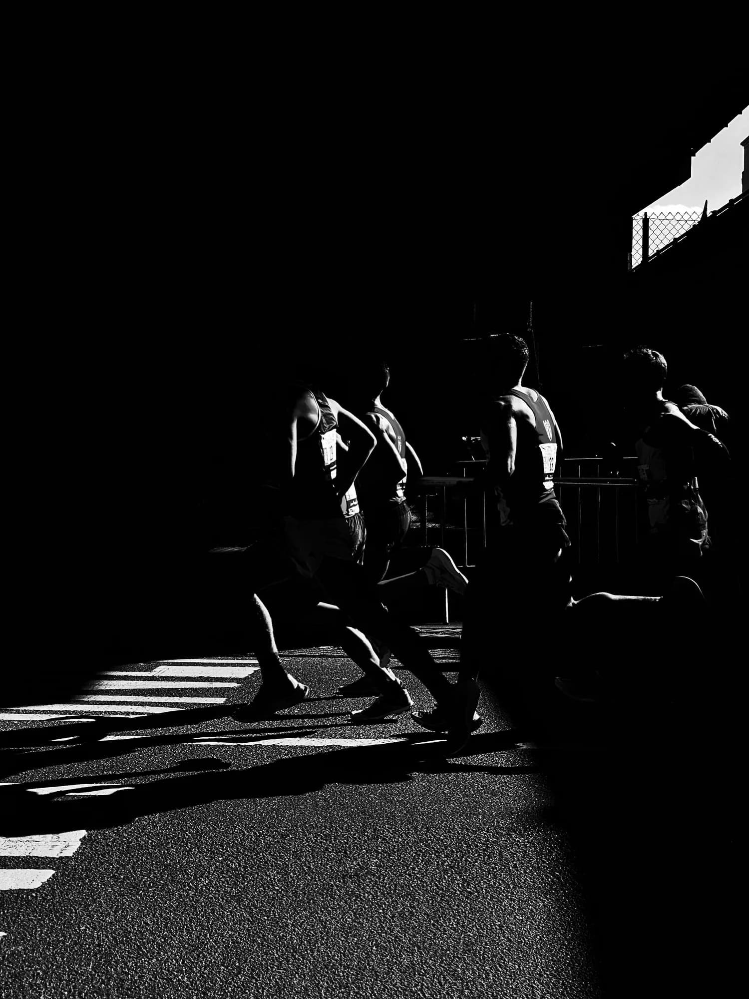 Coureurs s'entraînant ensemble sur une piste en plein air