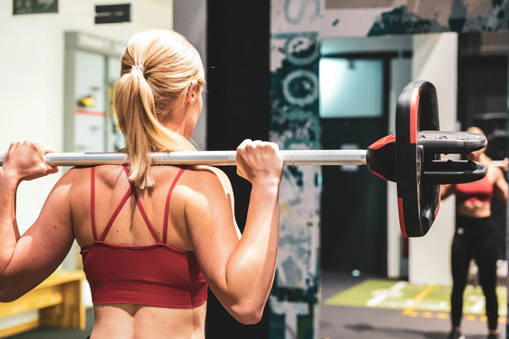 Sportler führt eine Kraftübung mit Zusatzlast aus
